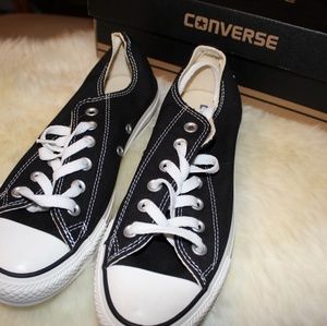 BRAND NEW Converse Low Top Women 8 or Men 6